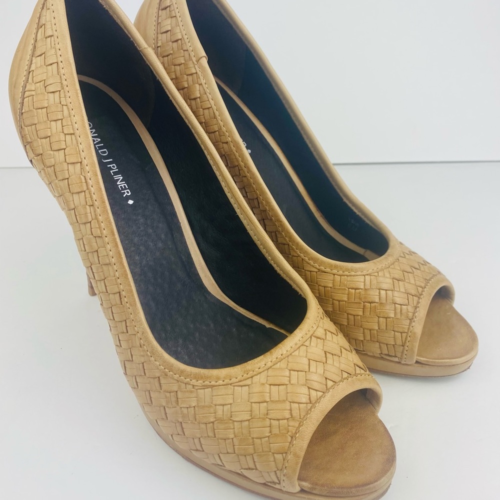 Donald Pliner tan woven leather Peep Toe